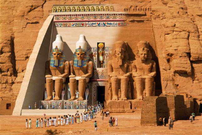 El templo de Abu Simbel en una reconstrucción de una ceremonia religiosa del pasado, y en la actualidad.