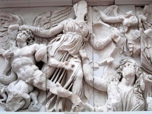 Pergamo Ateneacombatiendo contra los gigantes